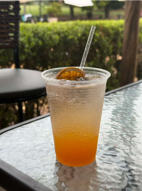 Bebida refrescante servida no espaço