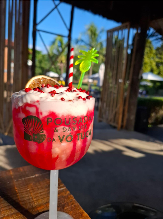 Drink vermelho com taça personalizada Vó Tuca