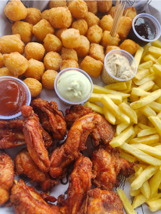 Porção de asinhas, dadinho de tapioca e fritas